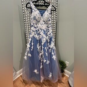 Elegant Blue Prom Dress with White Lace Appliqué